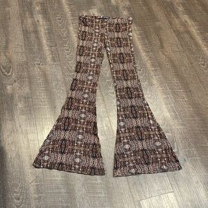 Volcom super stretchy bell bottom leggings pattern is called Baja Park